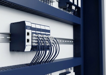 Modul IO-Link Master montat pe sina DIN intr-un panou de automatizare